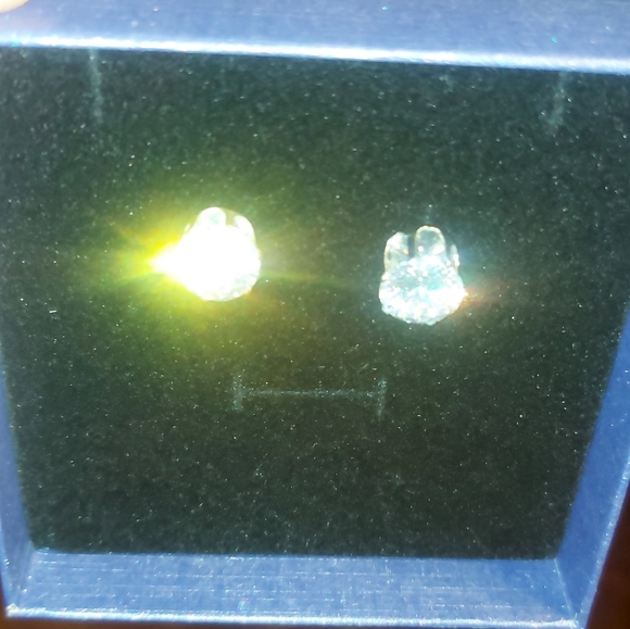 Stud Earrings - Picture 6 of 9